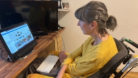 Foto: Miriam kommuniziert mittels Augensteuerung